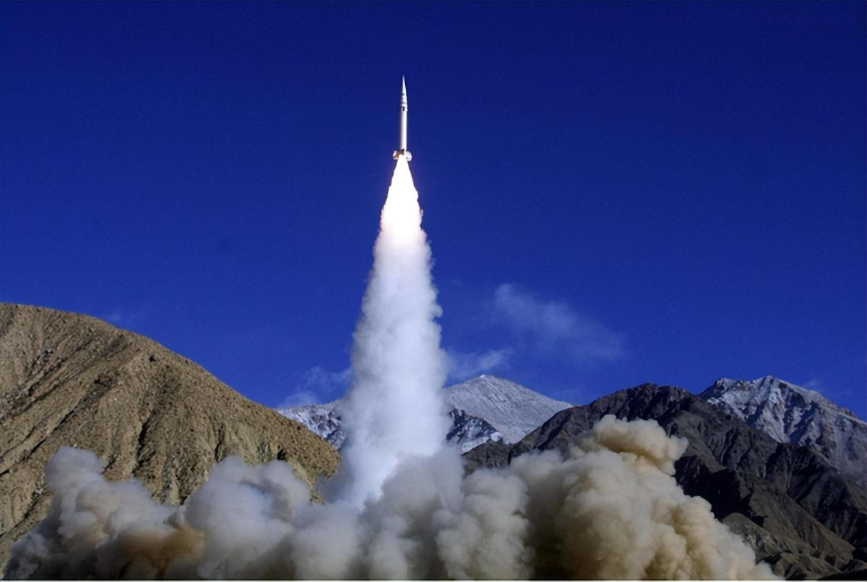 我国首创钻地导弹公开亮相!