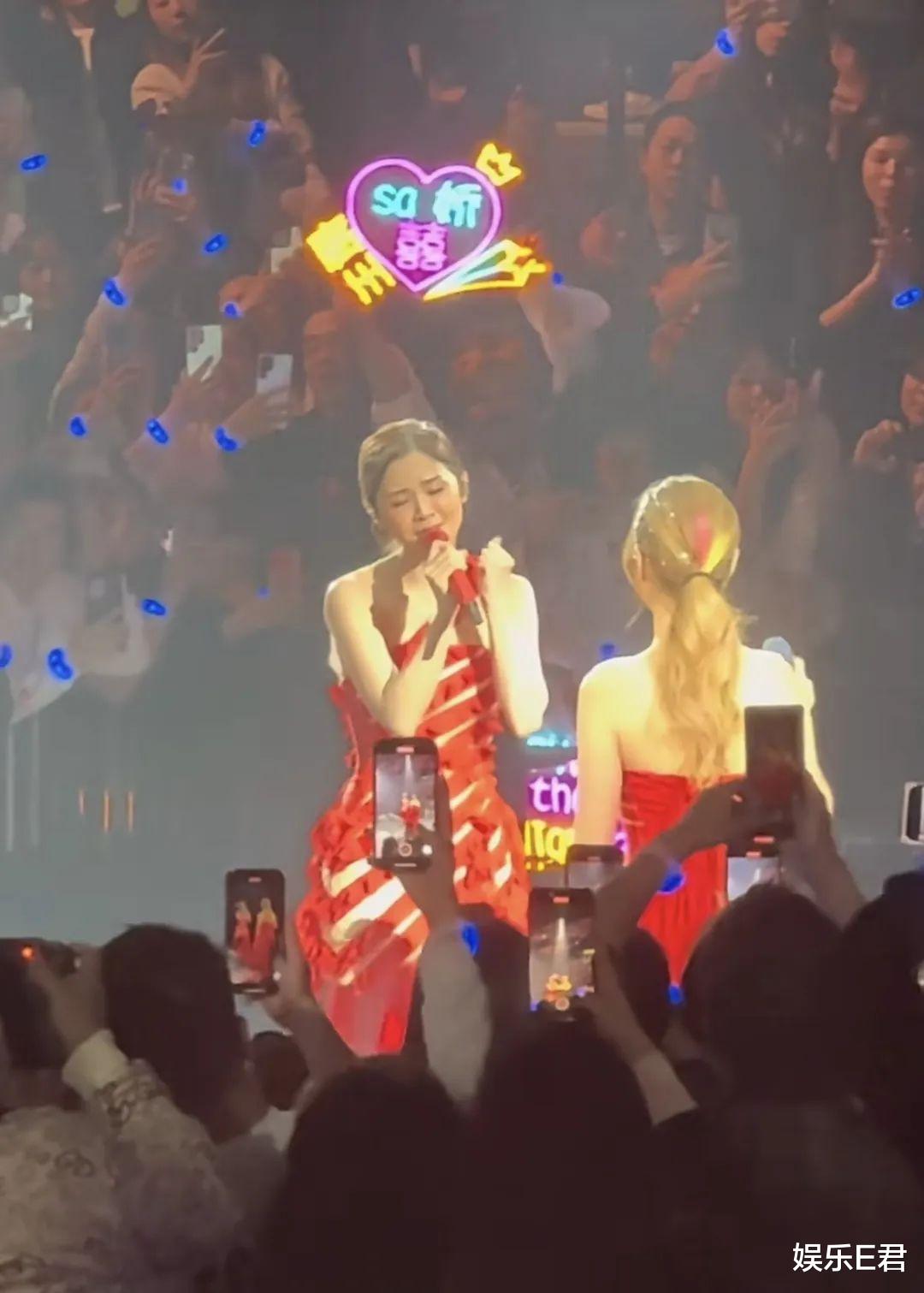 Twins组合香港开唱,阿娇阿Sa泪洒红馆,出道22年仍受粉丝追捧