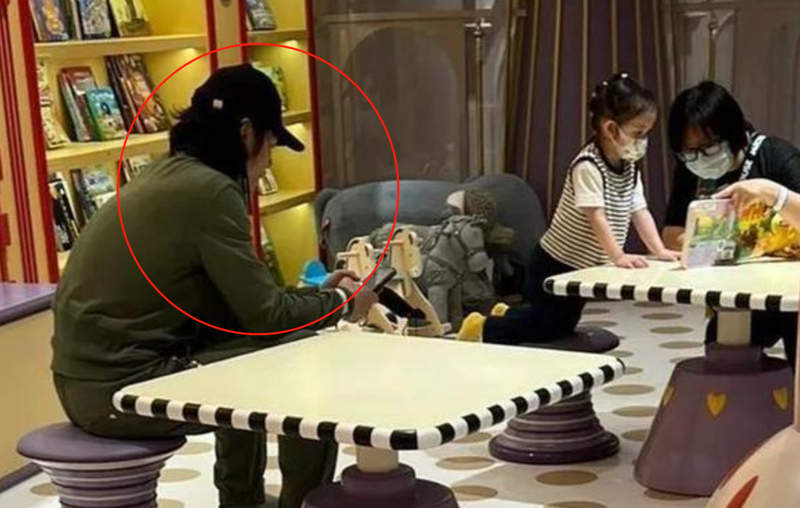 向佐一家现身儿童乐园，仨保姆同行显富人排场，郭碧婷大肚引争议