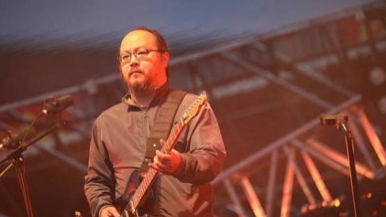 如今的窦唯成了邋遢老头，他真的这么穷了吗？其实我们都想错了