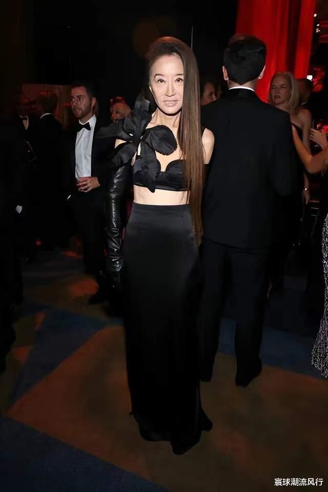 74岁王薇薇要不要这么辣！透视蕾丝配胸衣长筒袜，少女身材惹人羡