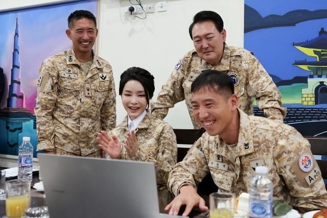 穿衣搭配 韩国夫人罕见穿军装，看上去又年轻了不少，在一群女兵中美成焦点