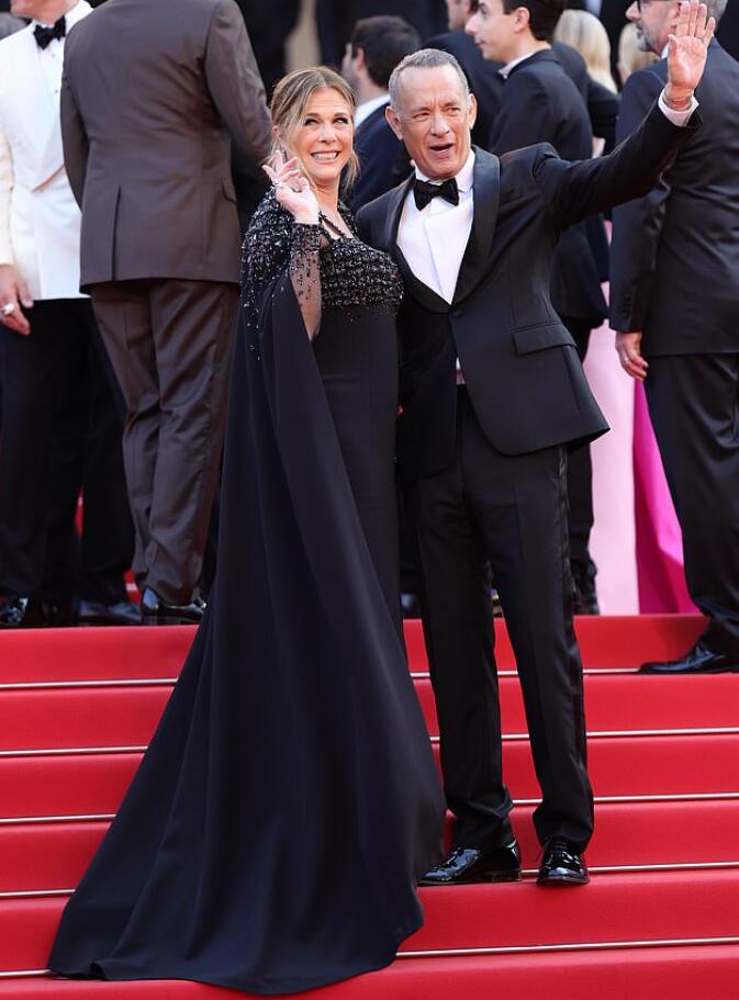 汤姆·汉克斯|汤姆汉克斯夫妇戛纳红毯被赶,二人原地发火回怼,仪态尽失