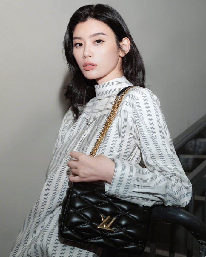 赌王四太梁安琪现身自家商场，亲自照顾孙子孙女，坐大堂吃饭接地气