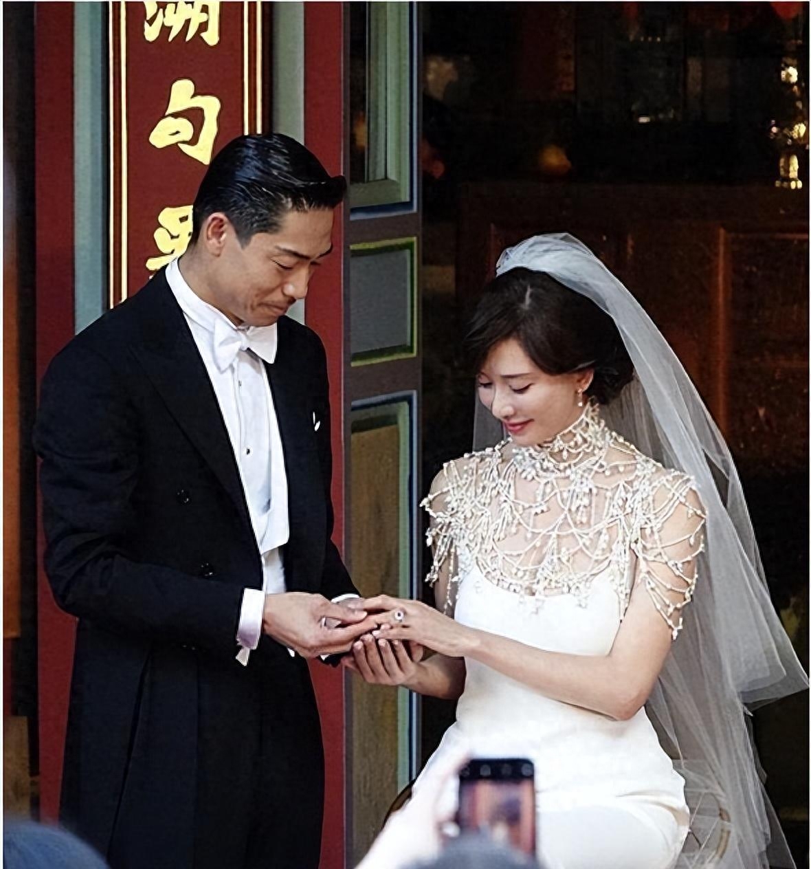 48岁林志玲坦言:婚后曾患上抑郁症,自杀未遂,并遭遇过家暴