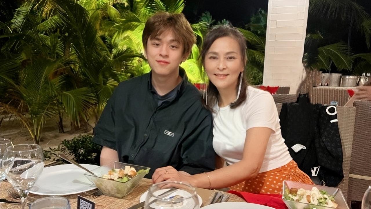 何音晒照为儿子庆生，20岁黄博远大眼帅气像妈妈，与黄志忠已断联