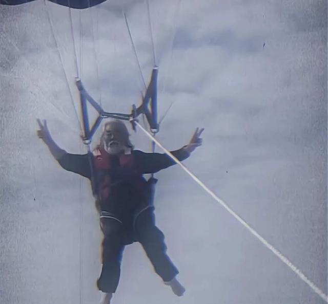 张纪中|72岁张纪中玩降落伞,伞上仅栓一根绳,网友直呼别把自己玩没了