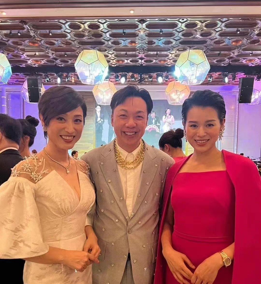发型 胡杏儿三胎后真明显老了，修身装暴露肚腩，同框56岁陈法蓉像同龄！