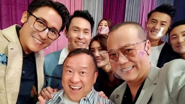 曾志伟|欧阳震华晒兄弟聚餐照，感谢曾志伟安排饭局，身后展柜摆满茅台酒