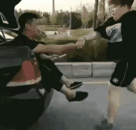 新型冠状肺炎|老婆打疫苗非要穿露肩连衣裙,戴着口罩就不怕丢脸了吗?