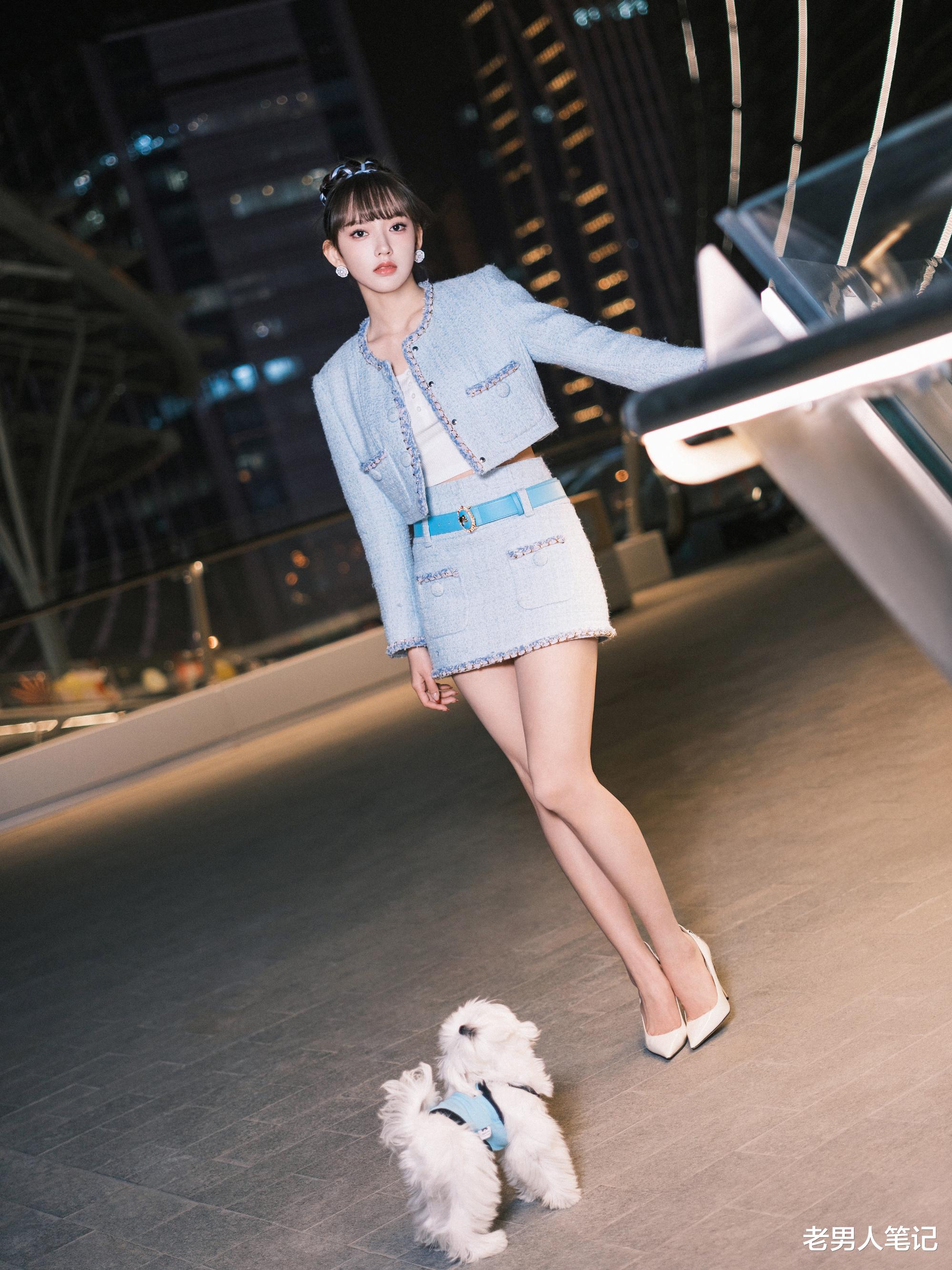 程潇|程潇小香风造型上线,白色小可爱外搭浅蓝西装裙,又酷又美