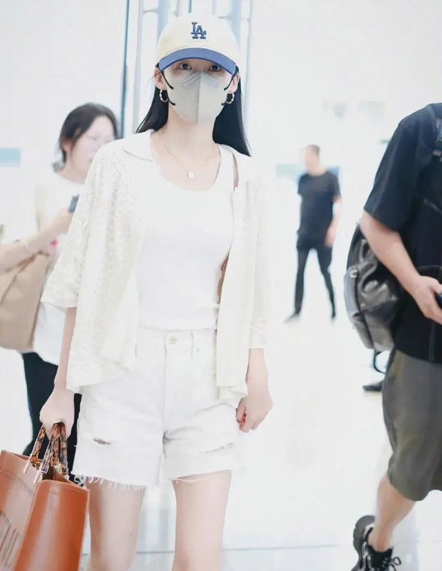 33岁李沁素颜现身机场,穿纯白色衬衫配短裤,被夸纯天然美女