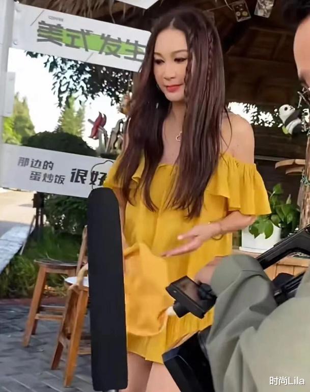 温碧霞一家三口贵州行,60岁老公何祖光帅气有型,养子越长越妖娆