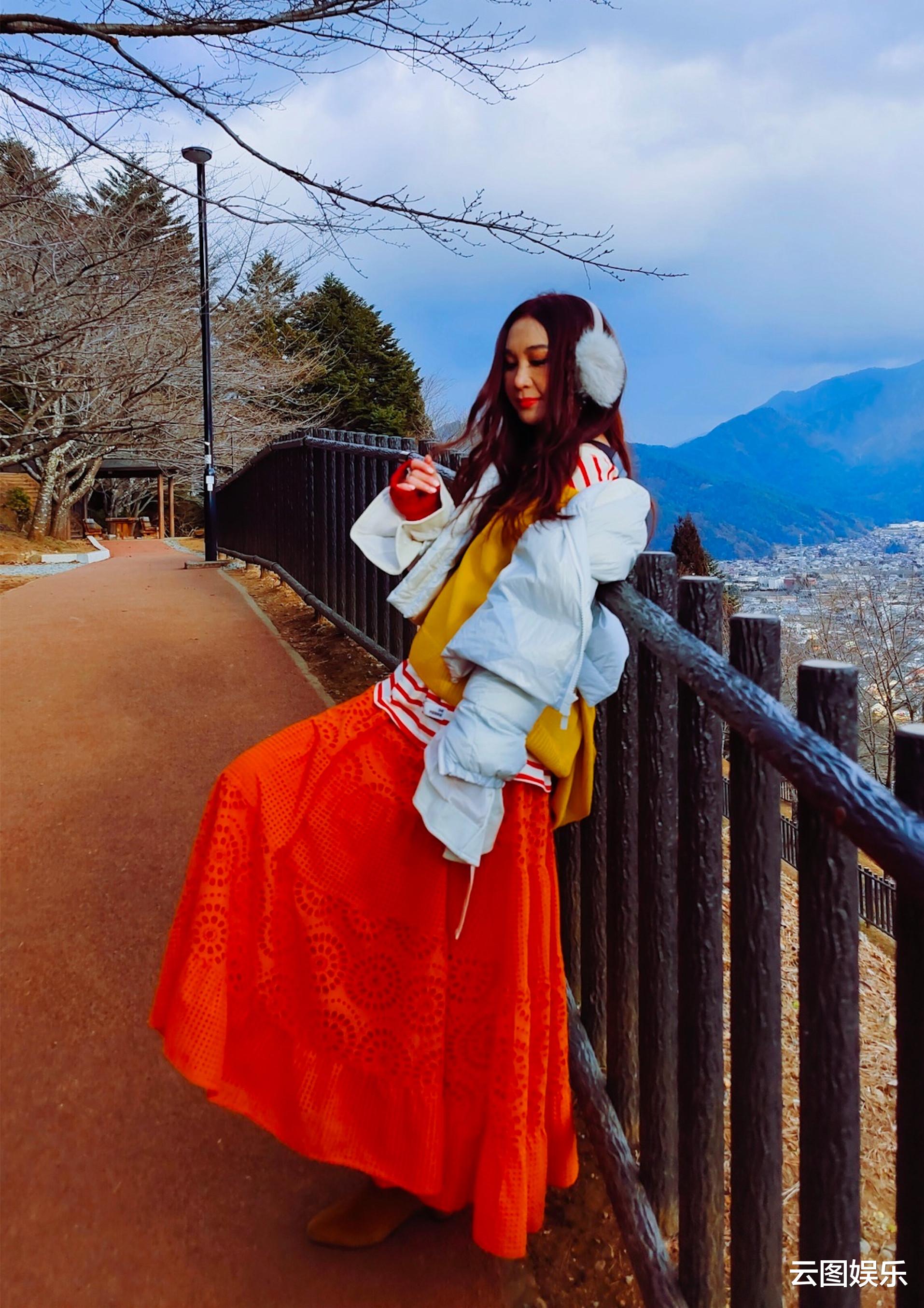 温碧霞|温碧霞与富豪老公到日本度假！赏雪泡温泉很惬意，已在当地买房