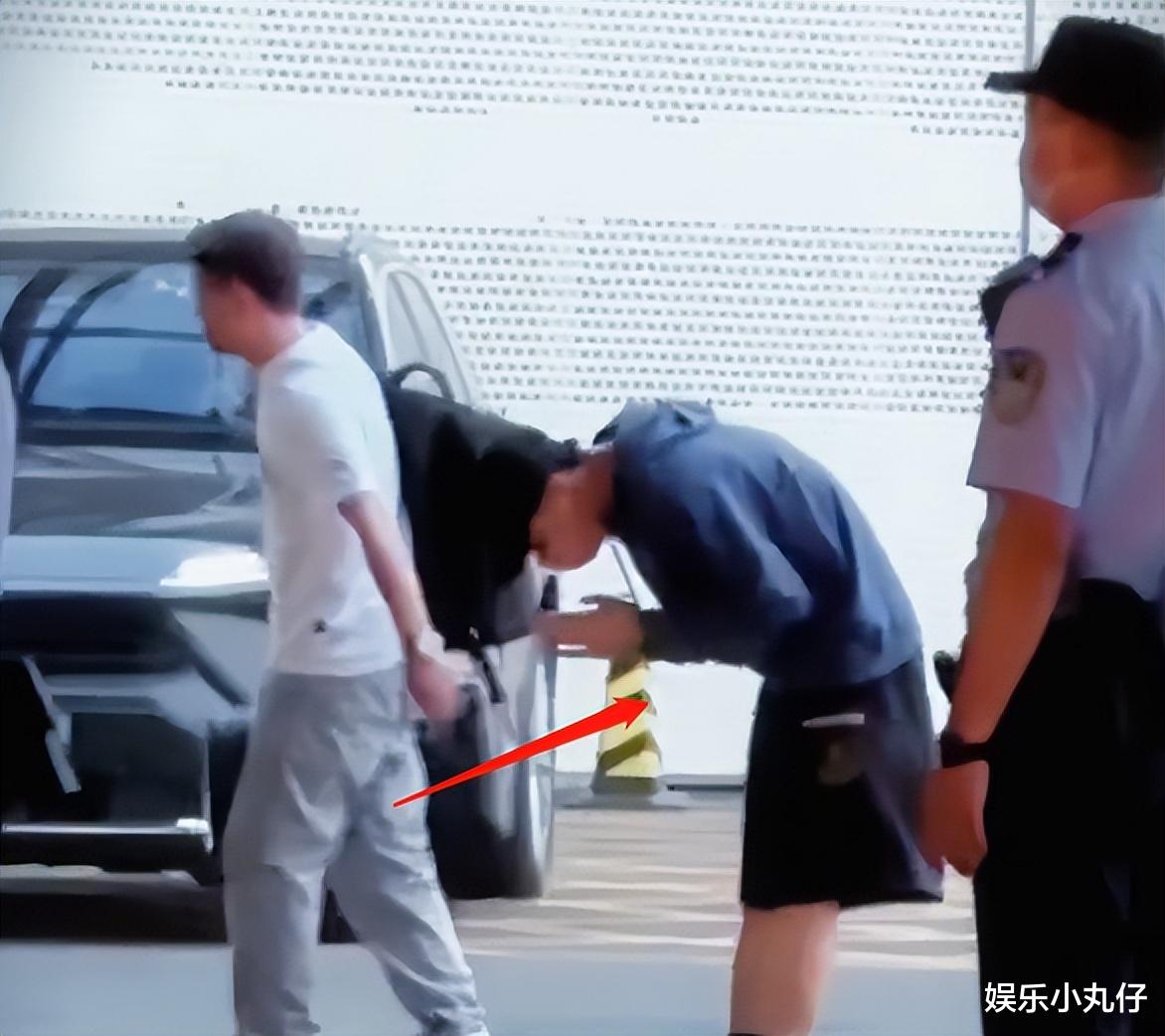 李易峰风波后首露面!穿千元旧衣戴转运手镯,遭粉丝围堵红眼落泪