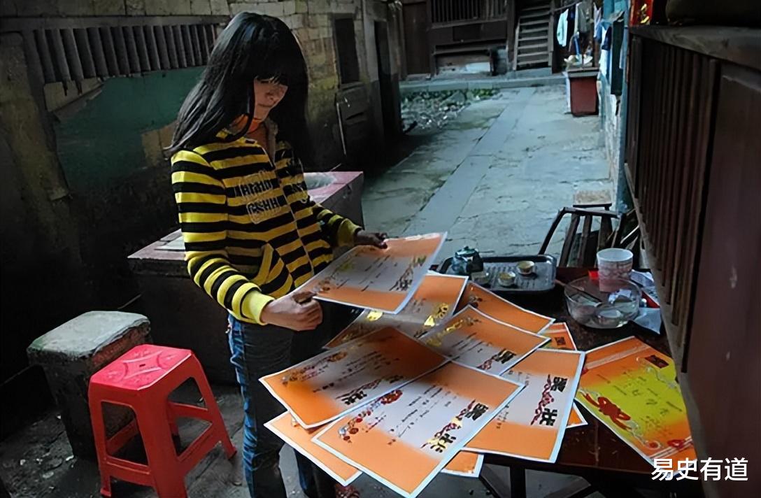 初三被迫退学,妹妹被骗爸爸让她拿钱,父亲去世后她多年不再回家