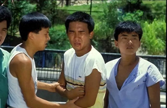 59岁「被遗忘的歌神」近照胖若两人！