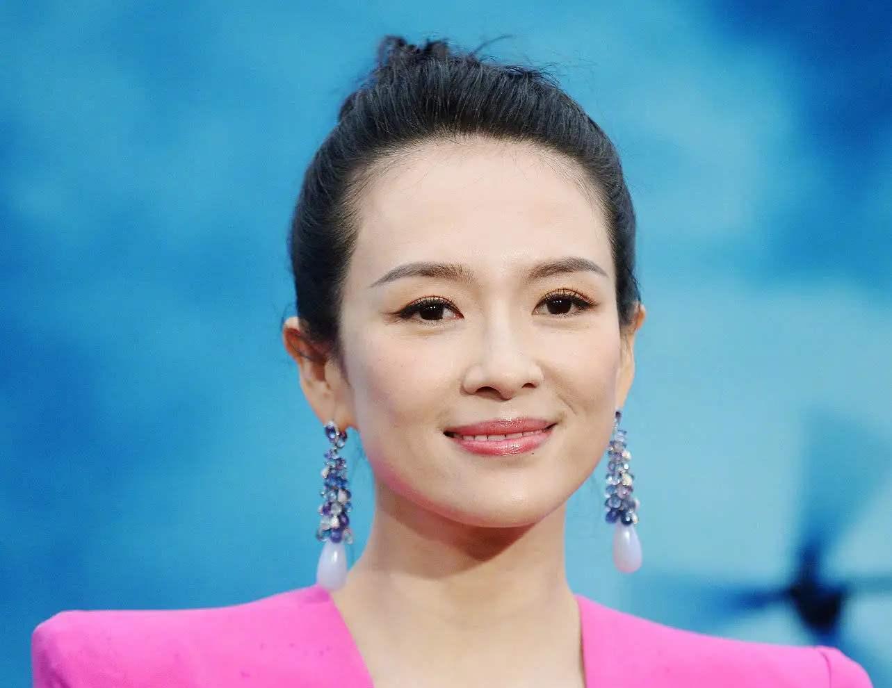 杨璐|手接漱口水、穿衣需伺候,内娱畸形发展何时休