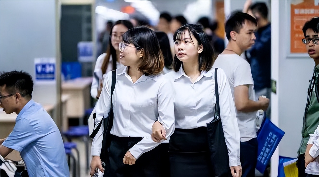 穿衣搭配|女子应聘教育机构,被告知不是校长喜欢的类型,网友:选“妃”吗