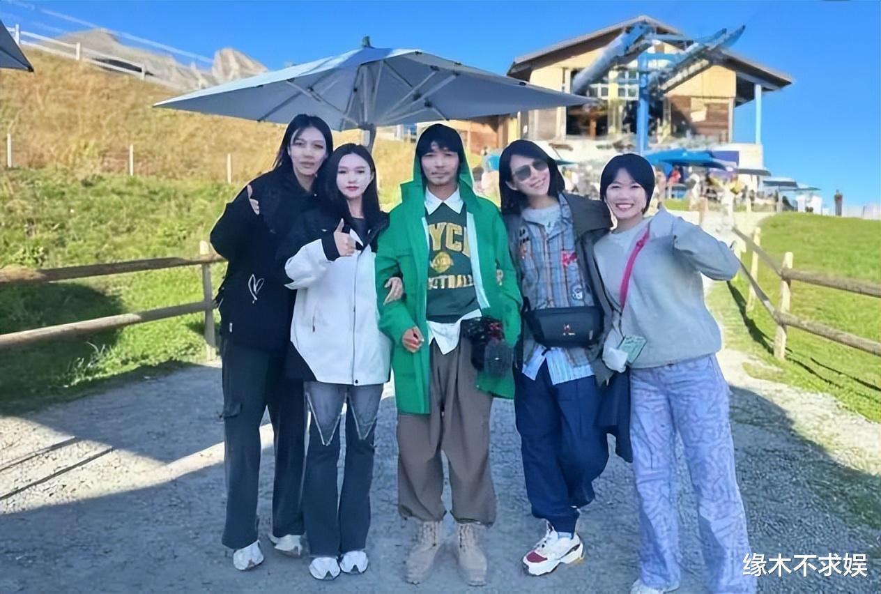 50岁蔡少芬为4岁儿子庆生，儿子穿几十元衣服，一家5口都是高颜值