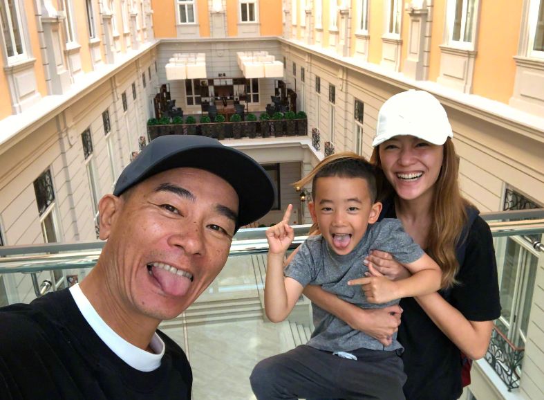 Jasper坐地铁边管妹妹边扶阿姨，走路像老干部，应采儿只顾玩手机