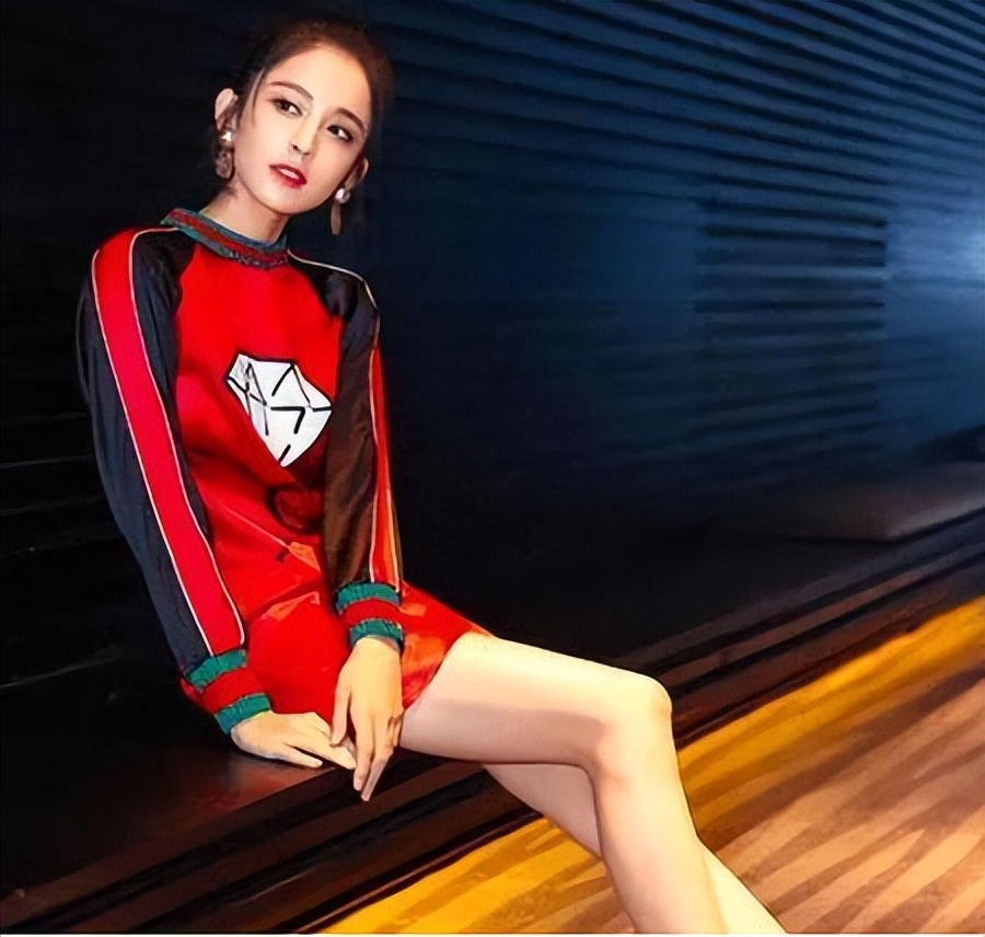 古力娜扎新恋情疑曝光,两人疑已同居,“小鲜肉”男友爱秀床照!