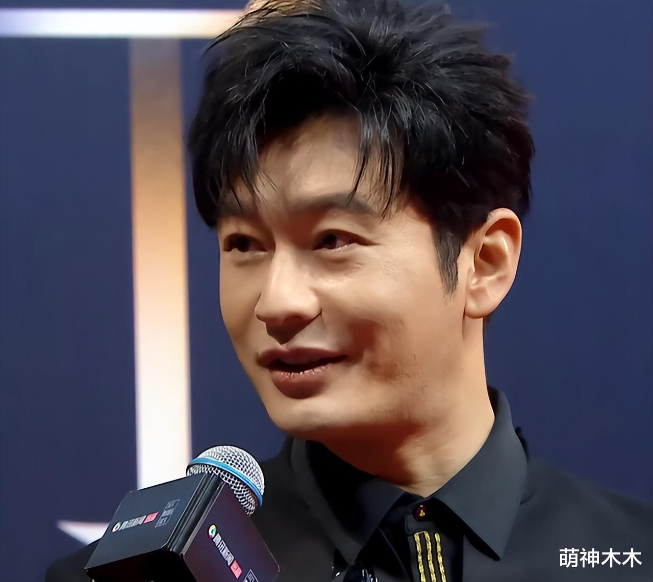 白皮书盛典镜头好真实:黄晓明发福,吴昕脸僵,魏大勋抬头纹抢镜