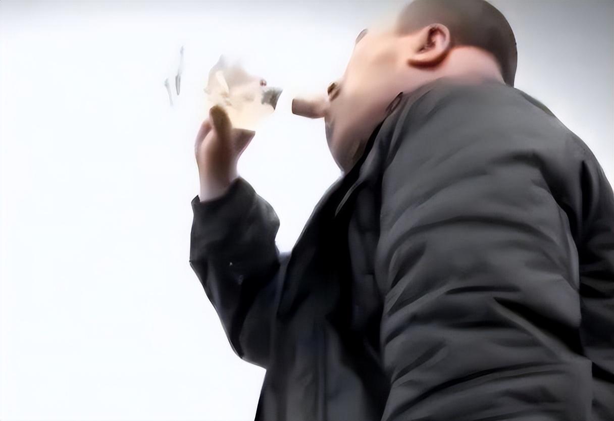 46岁男子20年喝了两万斤酒，脖子变成河马脖，总量至少有8700斤