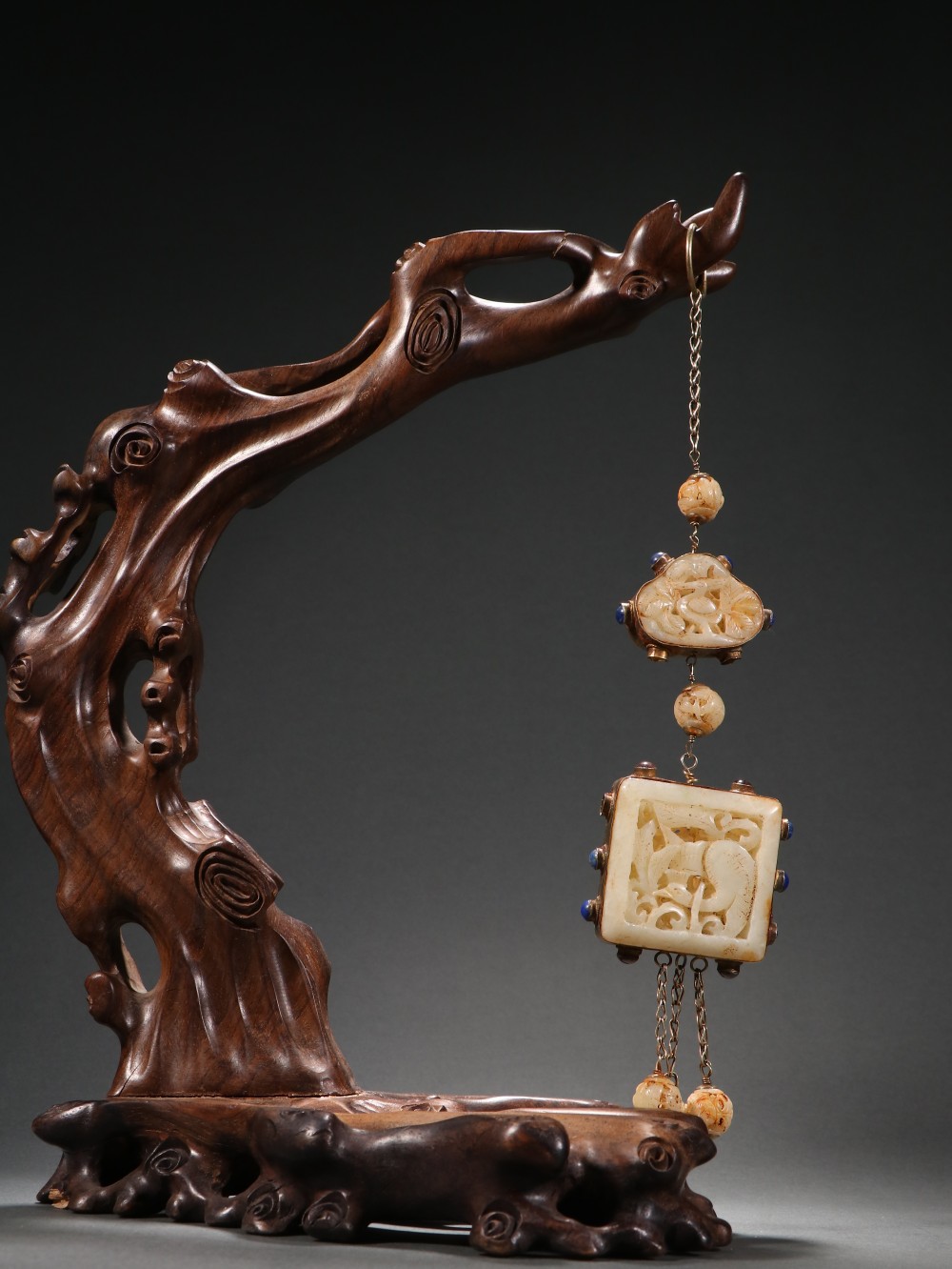 |辽金 和田玉包金一路莲科挂件。