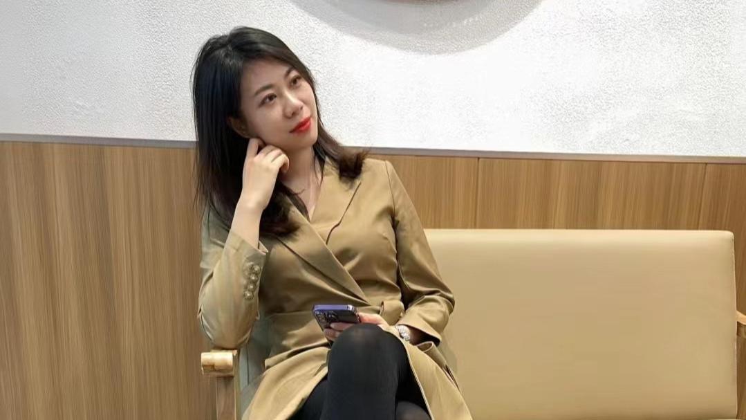 女人过了四十岁，试试2024年新流行的3款发型，显年轻气质，还洋气