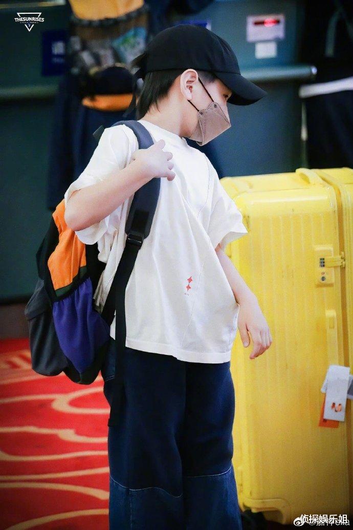 ella|Ella晒全家福庆祝儿子满6岁,劲宝和爸爸长超像,一家三口好幸福