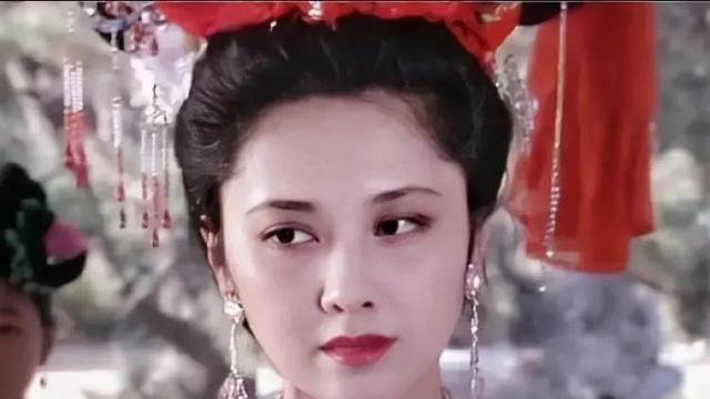 《西游记》第一美人：惹“唐僧”心动，一生无儿无女，71岁依旧优雅