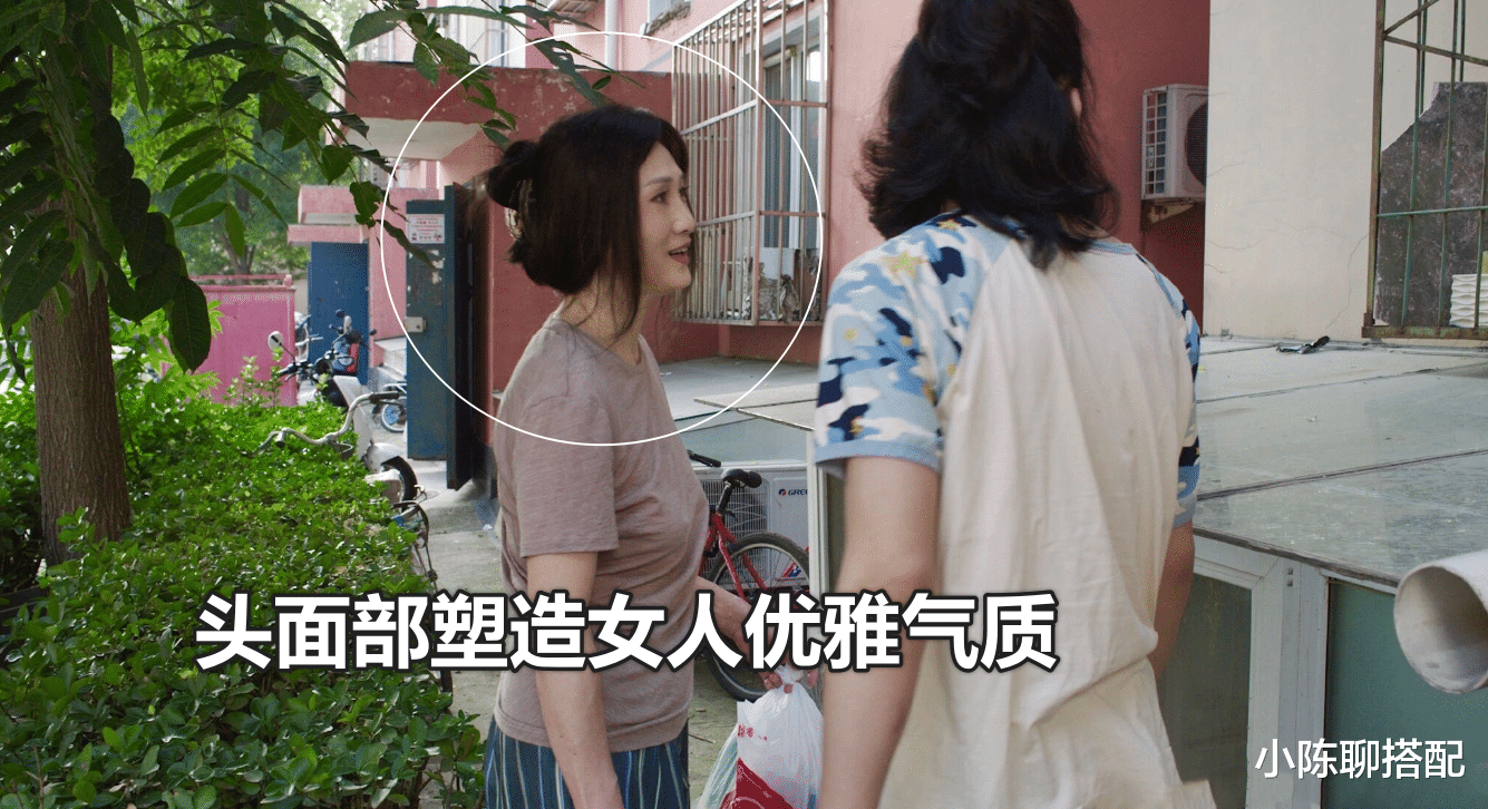 穿衣搭配 最美贵妃林芳兵57岁留“女神头”，瘦身后穿衣简单却时髦逆龄变美