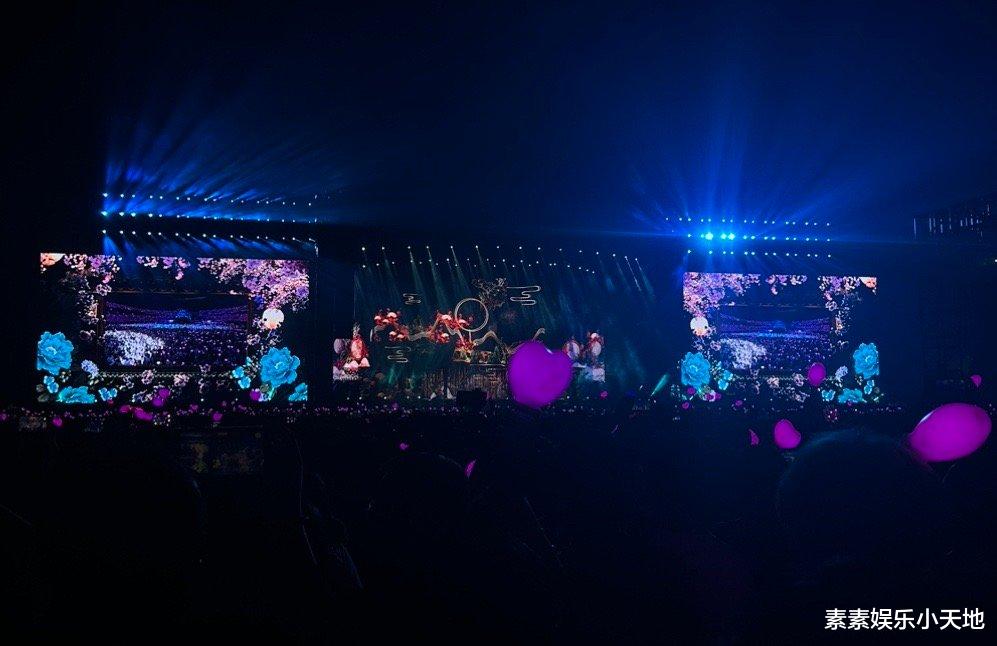 周杰伦演唱会受伤现场:铁球离地面有8米高,他蹲在地上表情难受