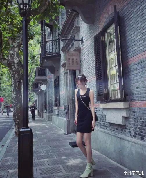 杨鸣新欢照片曝光,45岁离异带娃仍有水蛇腰,网友:虽大7岁但真漂亮