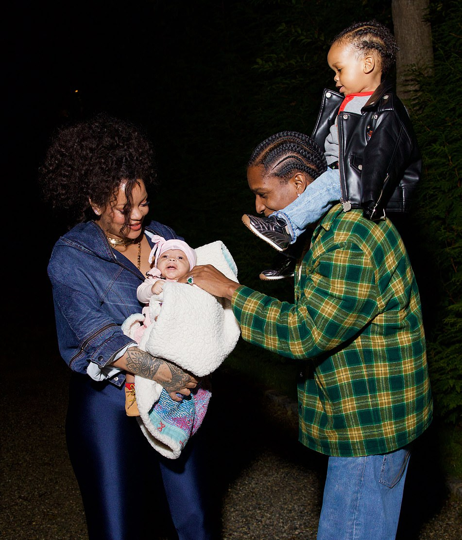 蕾哈娜二胎产后首次亮相!一家四口首次亮相,二胎小儿子正脸来了