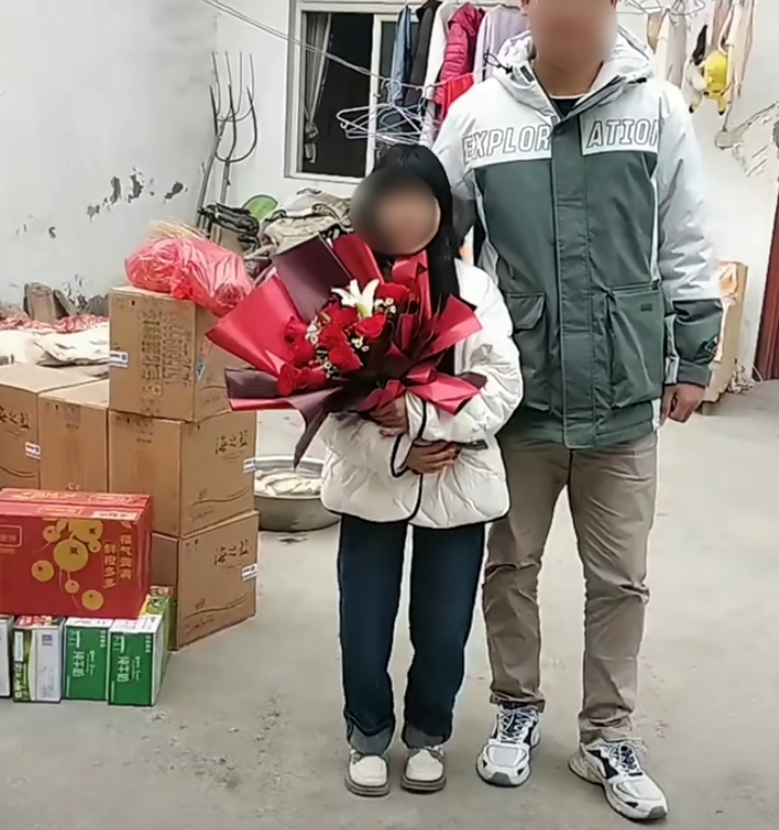 身高相差悬殊的情侣订婚走红