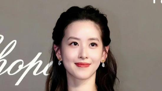 29岁章泽天近况曝光，穿8W黑裙难掩身材臃肿，身家被扒超1500亿