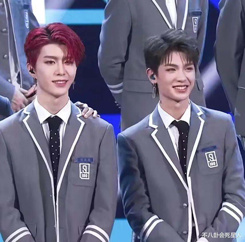 |华表一夜精彩不断,红毯拉踩、颁奖口误、典礼嗑瓜子,别太搞笑!