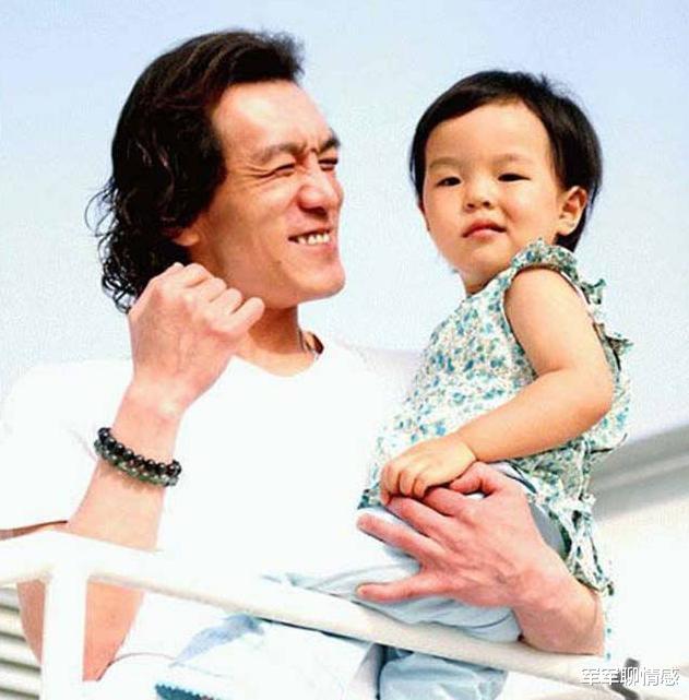 李咏|李咏：年年体检却身患癌症，执意葬在美国，2亿遗产妻子一分没有