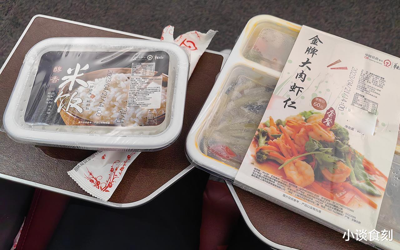红烧肉|何家劲晒60元一份的高铁盒饭火了，红烧肉很吸睛，网友：看着挺香