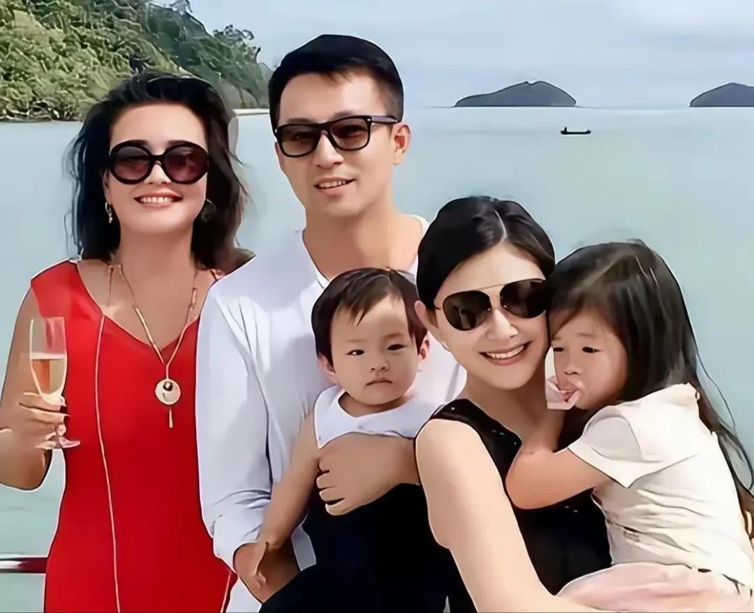 张兰|张兰疑对争抚养权灰心:开庭去不了,汪小菲没探亲资格,大S或赢