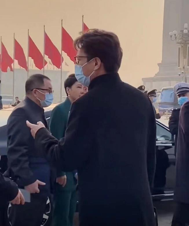 刘德华和靳东同现人民大会堂差距大，一个穿正装难掩痞帅