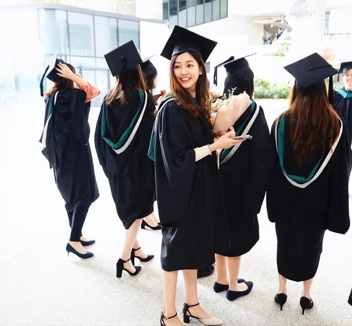 25岁TVB小花空降人气剧集过足戏瘾，与上位男星拍戏疑传出恋情