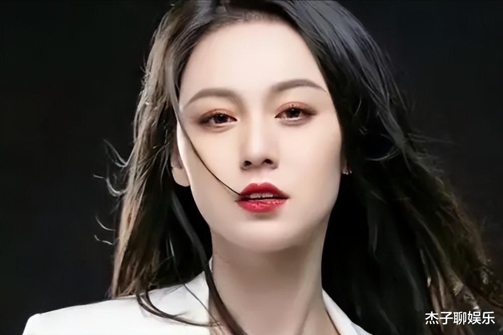 40岁唐艺迎第二春?男方疑傍一大哥,二人互动多年,徒弟称其师公