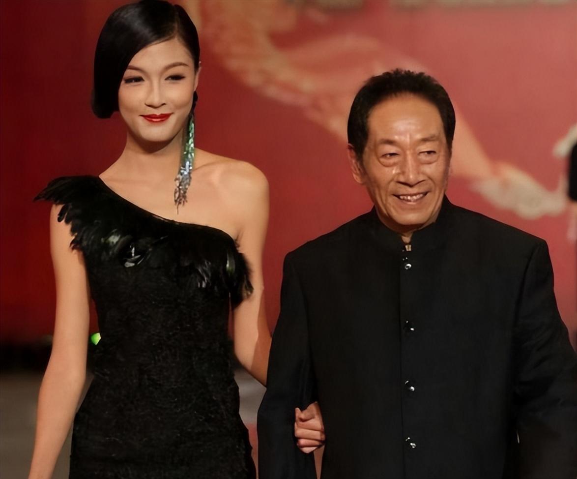 演员王奎荣：68岁娶小37岁饶芯语，71岁老来得女，近况如何？