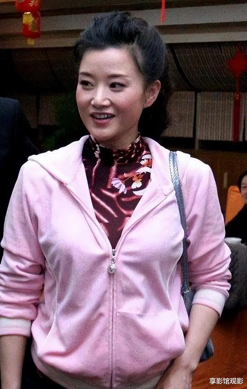 宋祖英终于换对新发型，56岁嫩回36岁，锁骨短发配粉衣少女感十足