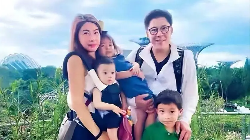 42岁郭晶晶素颜出镜,满脸斑点皮肤粗糙,她的清醒打了多少人的脸