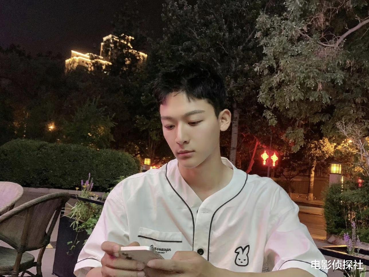 张晚意恋情疑曝光！女方颜值高身材好，两人在片场不避嫌