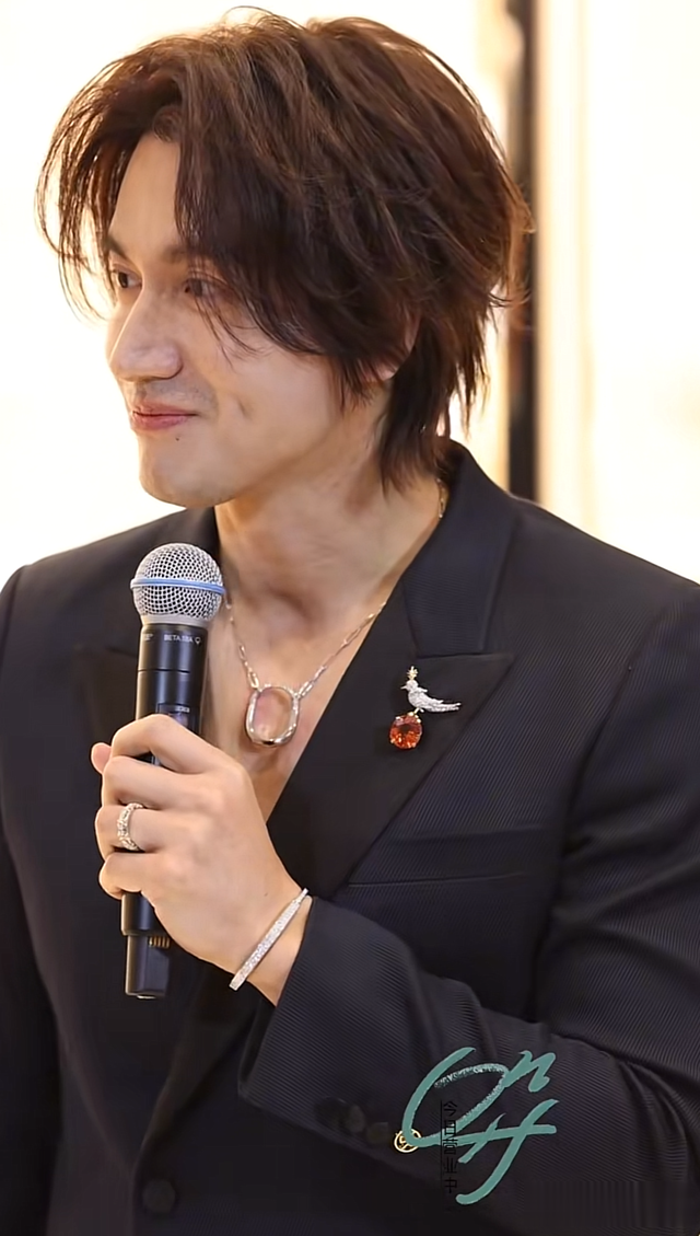 “真空西装”的风刮到了男明星圈,对比才知道,性感与油腻的区别